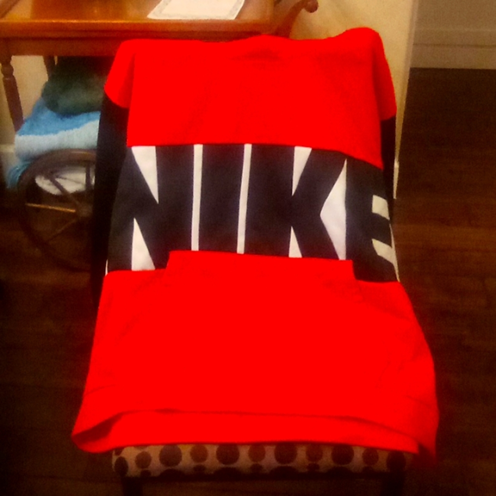 Red, white and black Nike Therma-fit hoodie xxl
